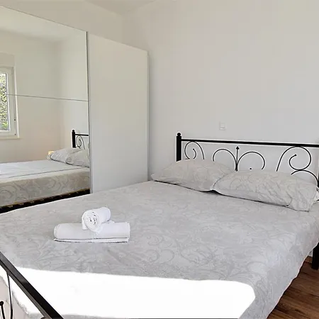 Maris Apartment *